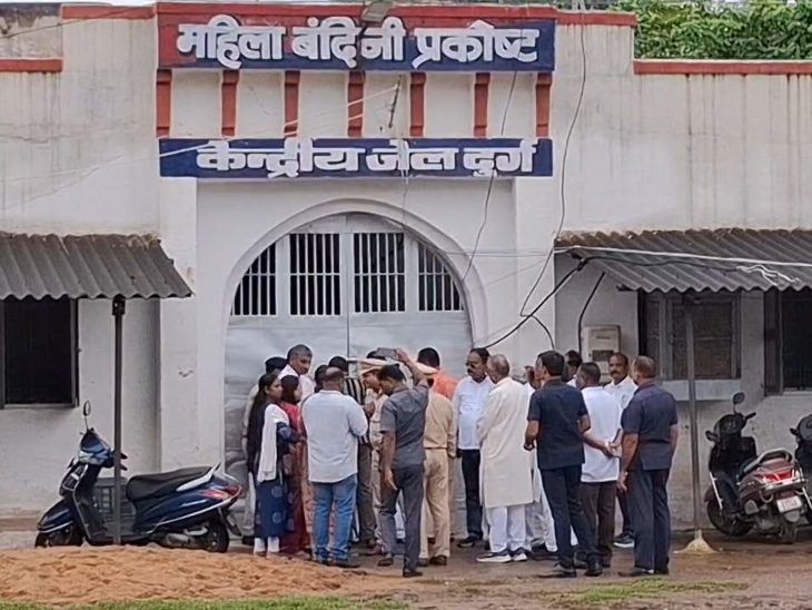 दुर्ग जेल में बंद दो ननों से मिलने पहुंचे INDIA गठबंधन के सांसद - Dainik Bhaskar