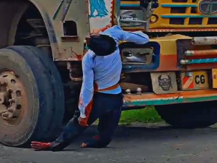 ट्रक से टक्कर के बाद बाइक सवार की मौके पर मौत
