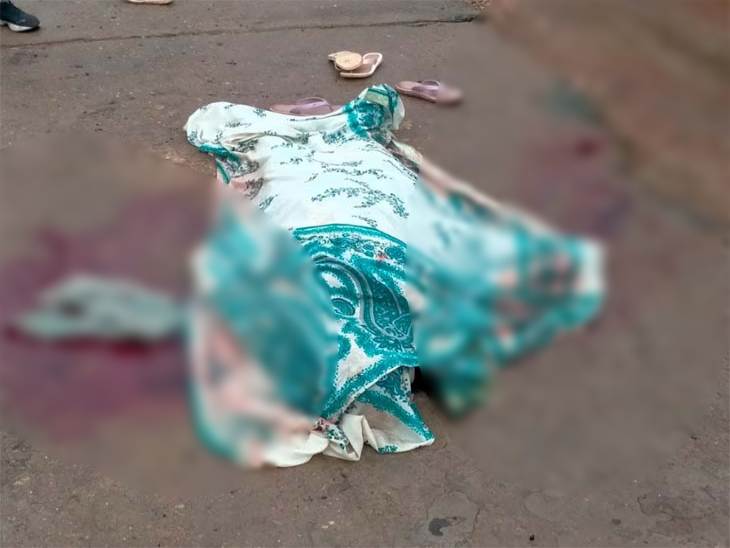 नाराज युवक ने महिला की कुल्हाड़ी से वार कर हत्या कर दी।