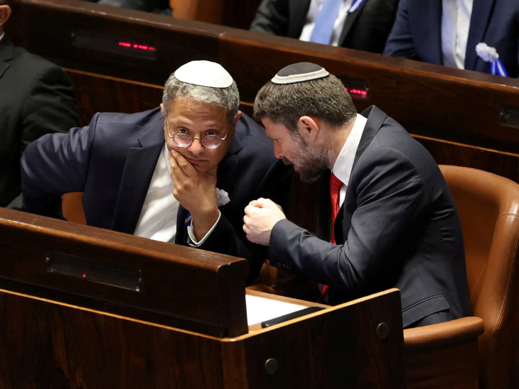 Ben Gwir (left) and Bezlel Smotrich (right) in the Israeli Parliament. - Dainik Bhaskar
