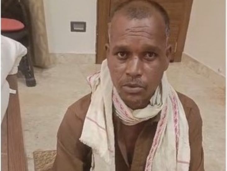 नीलेश ने अपने घर पर फांसी लगाकर जान दे दी।