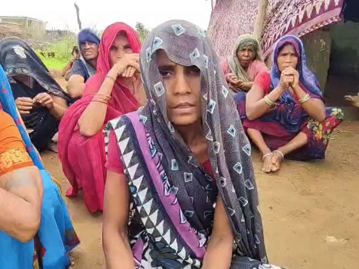 नीलेश की पत्नी ने आरोप लगाया कि उनके पति के साथ मारपीट भी की गई थी।