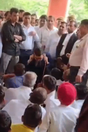 वकिलांनी IAS अधिकाऱ्याला उठाबशा काढायला लावल्या: उघड्यावर शौच केल्याबद्दल शिक्षा, वकिलांनी घेराव घालून निषेध केला आयएएस रिंकू सिंह राही यांनी मंगळवारीच पुवईयान तहसीलचा पदभार स्वीकारला आहे.