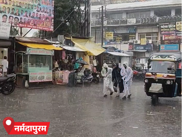 नर्मदापुरम में सुबह 8.30 बजे स्कूलों की छुट्टी घोषित हुई। तब तक कई छात्र स्कूल के लिए निकल चुके थे।