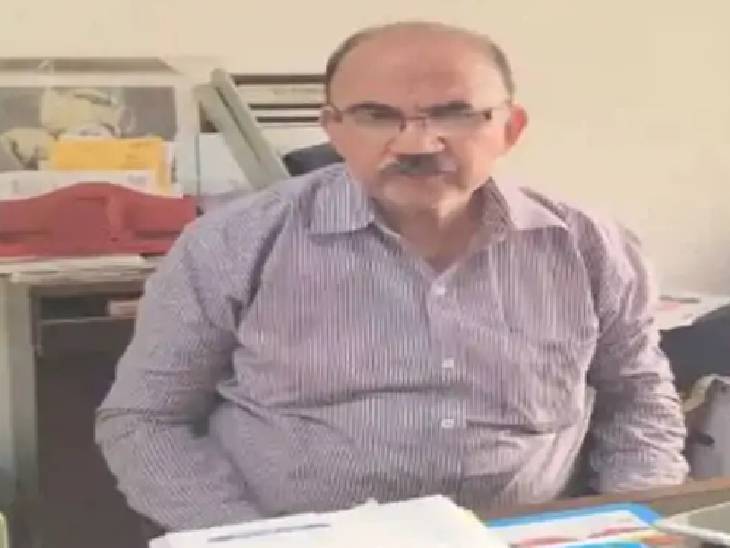 डॉ. नीरज पाठक ने दो साल पहले वीआरएस ले लिया था। घर पर कर रहे प्रैक्टिस थे।