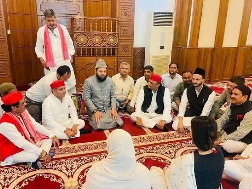 Akhilesh Yadav stayed in the mosque for a long time. He was accompanied by Dimple and Dharmendra.