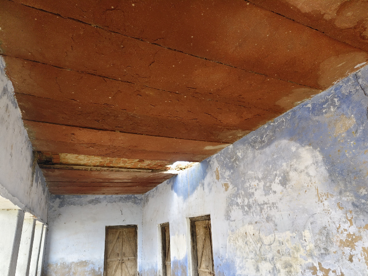 स्कूल के क्लास की पट्टियां टूटी हुई हैं।