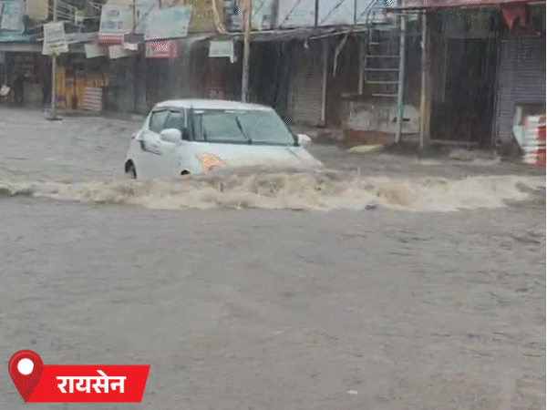 रायसेन में बारिश रुक नहीं रही है, जिससे सड़कों पर पानी बढ़ता ही जा रहा है।