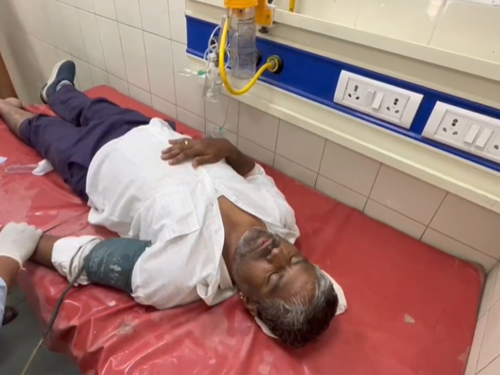 टीचर अशोक सोनी को गंभीर हालत में अहमदाबाद रेफर किया गया है, जहां उनके पैर का ऑपरेशन होगा।