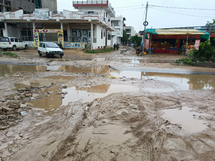 मान्यवास स्थित इंजीनियरिंग कॉलोनी में गड्ढों में पानी भर गया है। वहीं, आसपास मिट्टी जमा हो गई है।