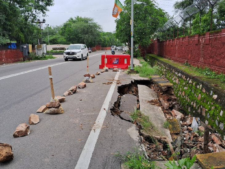 झालाना क्षेत्र आरआईसी जाने वाली सड़क एक तरफ से धंस गई। यहां पत्थरों की मदद से बैरिकेडिंग की गई।