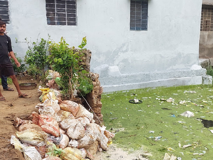 गोलीमार सदन स्थित सीताराम गली में बावड़ी की दीवार गिर गई। इससे पानी लोगों के घरों के बाहर जमा हो गया।