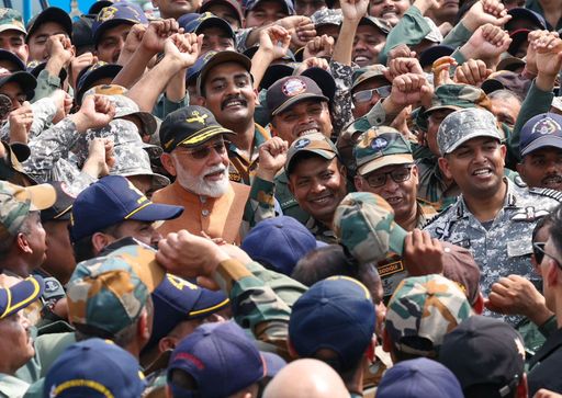 आदमपुर एयरबेस पर जवानों के साथ प्रधानमंत्री नरेंद्र मोदी। (फाइल)