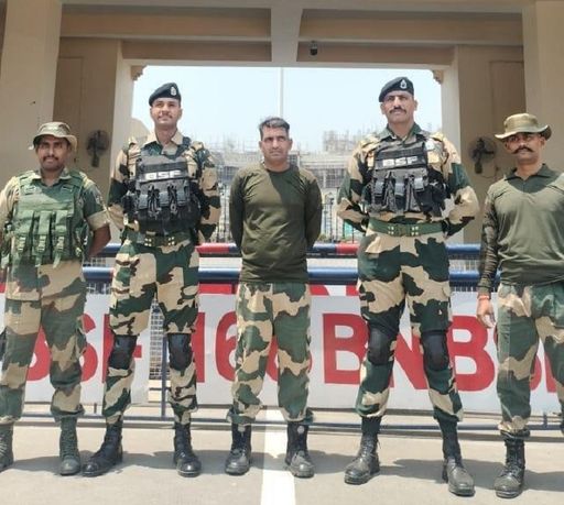 पाकिस्तान से भारत में दाखिल होने के बाद साथी BSF जवानों के साथ पूर्णम कुमार शॉ (बीच में)।