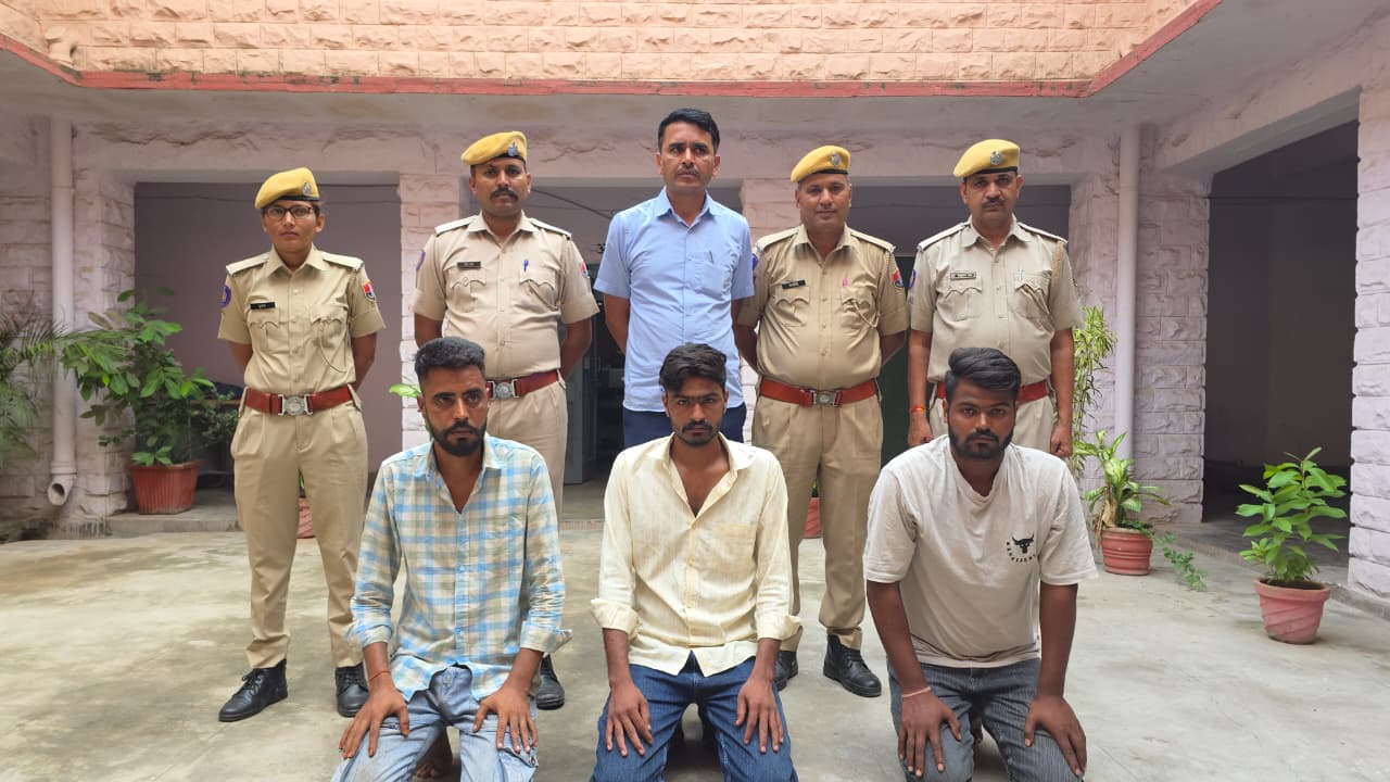 शास्त्री नगर पुलिस की गिरफ्त में तीनों आरोपी, जो राह चलते सीधे-सादे लोगों को डरा-धमका कर लूट की वारदात करते हैं।
