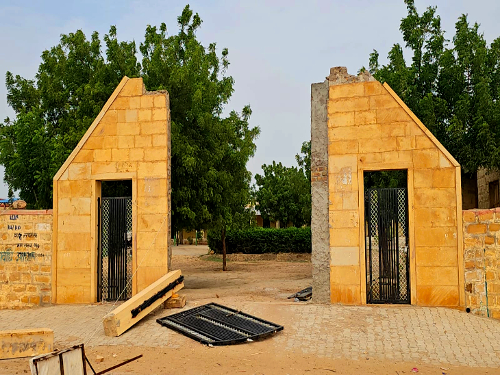 सोमवार को पूनमनगर गांव की एक स्कूल का गेट टूटने से एक बच्चे की हुई थी मौत।