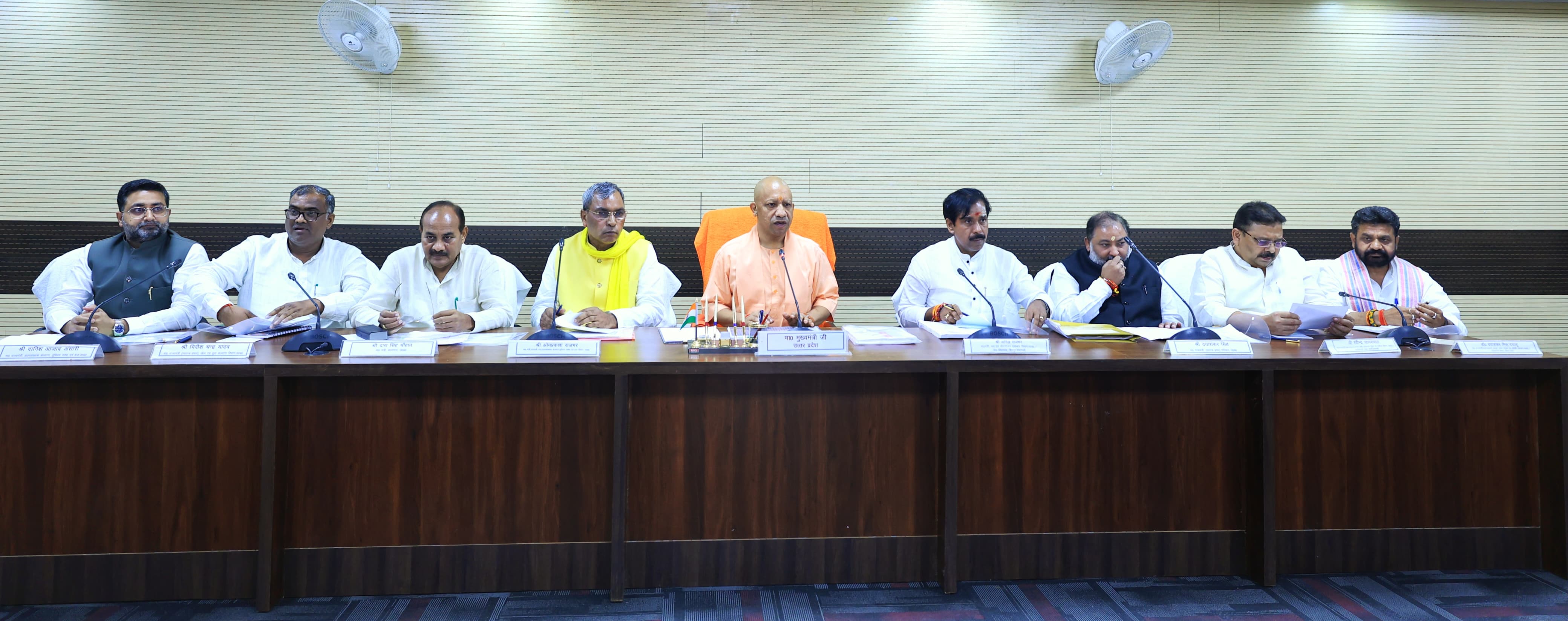 मुख्यमंत्री योगी आदित्यनाथ ने सोमवार को सर्किट हाउस में वाराणसी और आजमगढ़ मंडल के विधायकों और एमएलसी से वार्ता की।