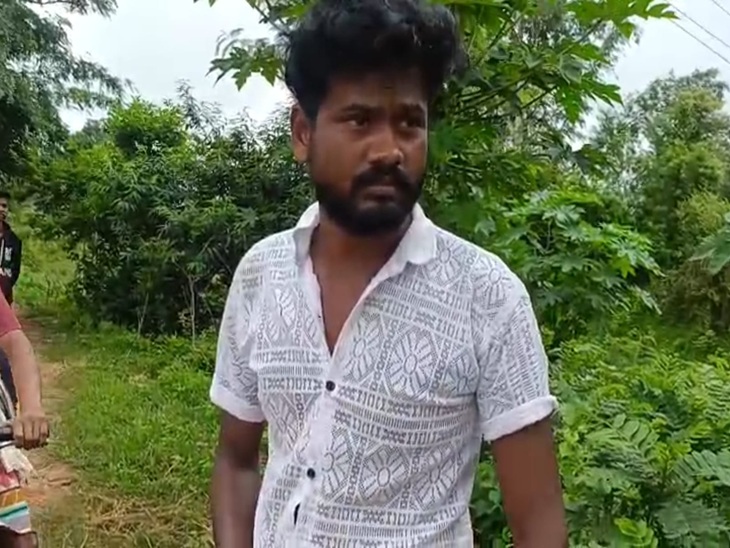 दूसरे युवक के कमर पर चाकू से हमला, बाल-बाल बचा।