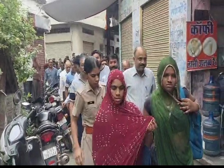उदयपुर के गोगुंदा कस्बे में दो महिलाओं सहित एक पुरुष ने मंगलवार को दिनदहाड़े ज्वैलरी की शॉप में 6.50 ग्राम सोना चोरी की वारदात को अंजाम दिया।