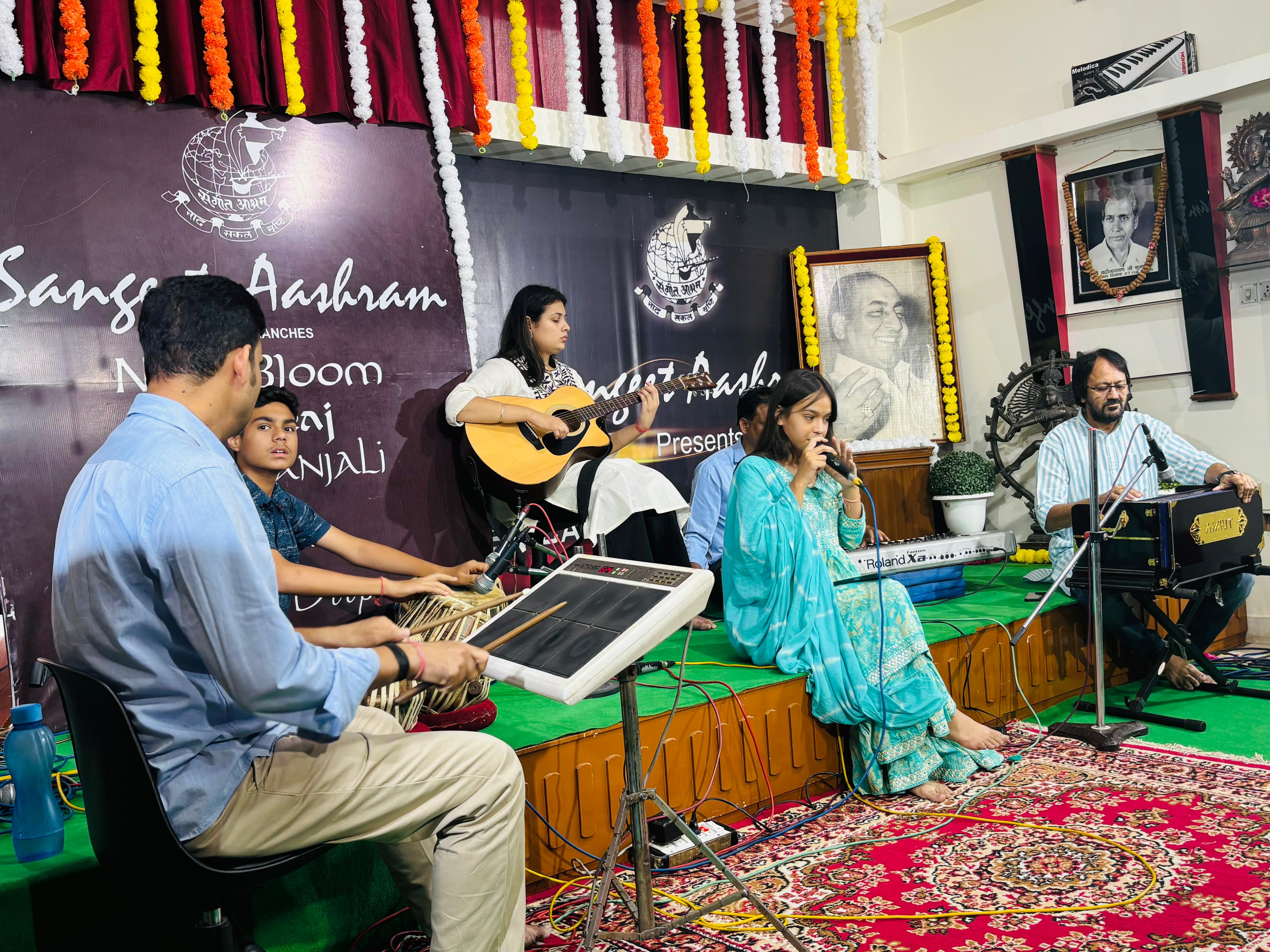 निहाल कुमावत, अभिराम, मिष्का, प्रियंका सिंह और रियांशी अग्रवाल ने भी अपनी मधुर प्रस्तुतियों से सराहना बटोरी।