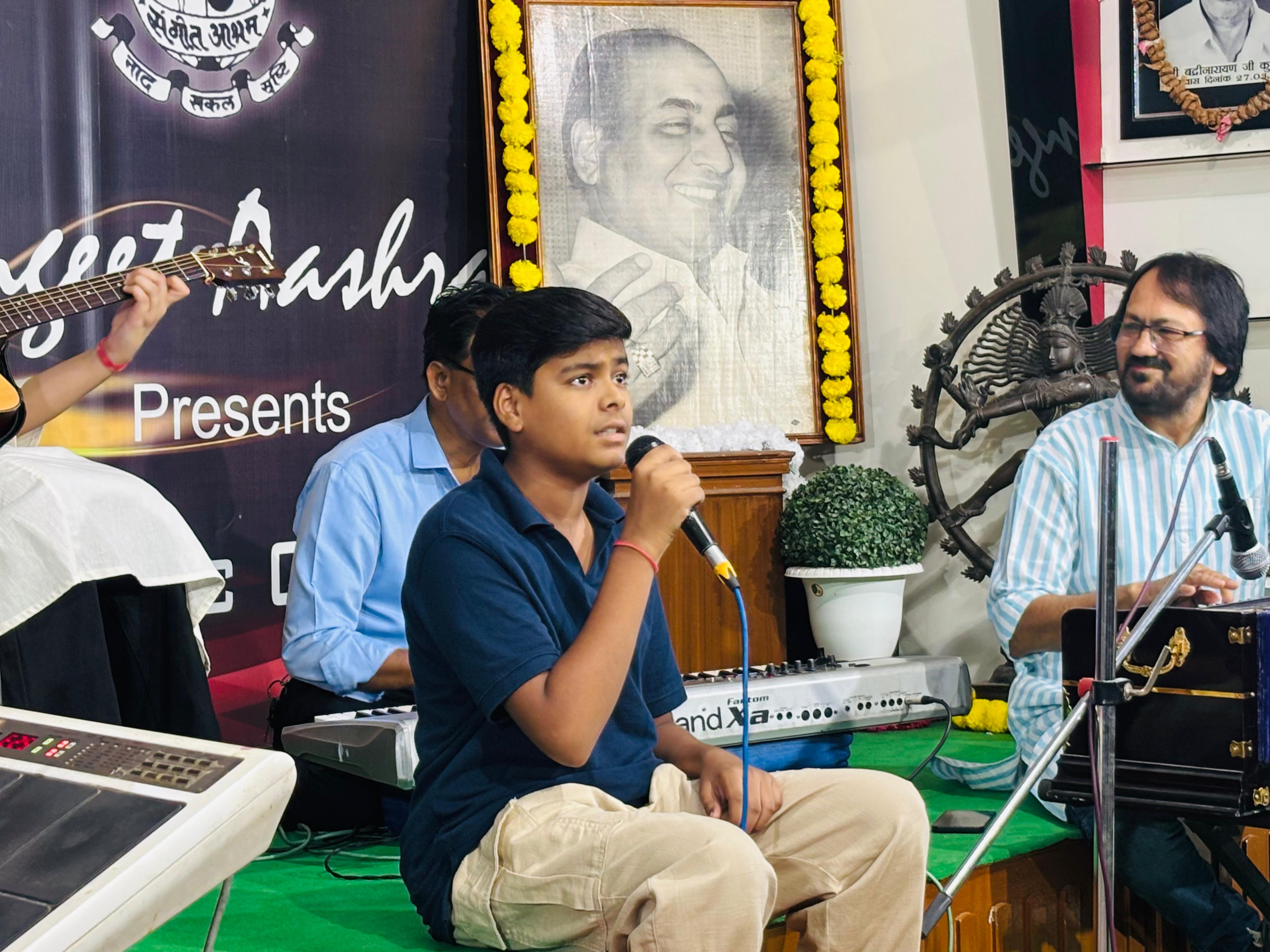 गिटारिस्ट वत्सल अनुपम के निर्देशन में आयोजित इस संगीतमय संध्या को ‘बहारों फूल बरसाओ’ थीम के साथ सजाया गया।