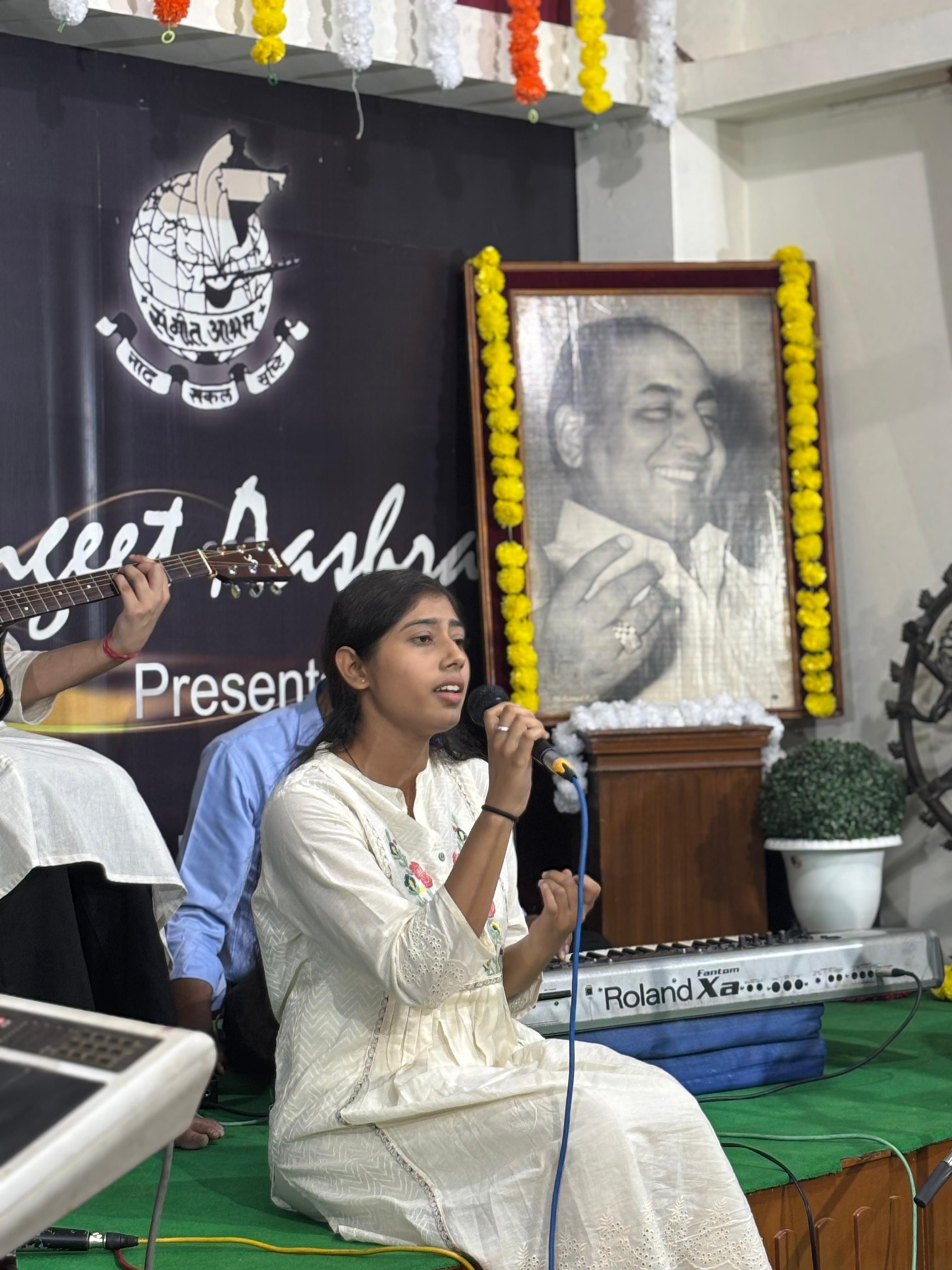 गिटार पर वत्सल अनुपम व दिशा शर्मा, तबले पर वरुण जांगिड़, ऑक्टोपेड पर अनुपम निर्वाण और कीबोर्ड पर हबीब खान की संगत ने हर प्रस्तुति को और प्रभावी बना दिया।