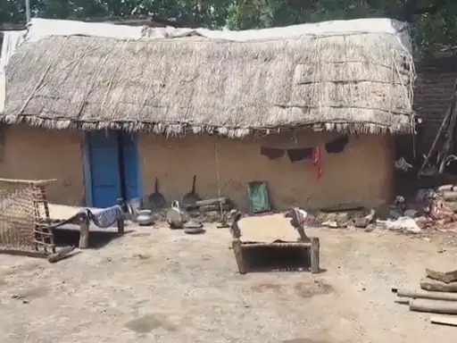 दिवंगत दशरथ मांझी का परिवार इस झोपड़ी में रहता है। इसके अलावा इंदिरा आवास से 3 कमरे का घर भी बना है, जिसे राहुल गांधी कंप्लीट कर रहे हैं।