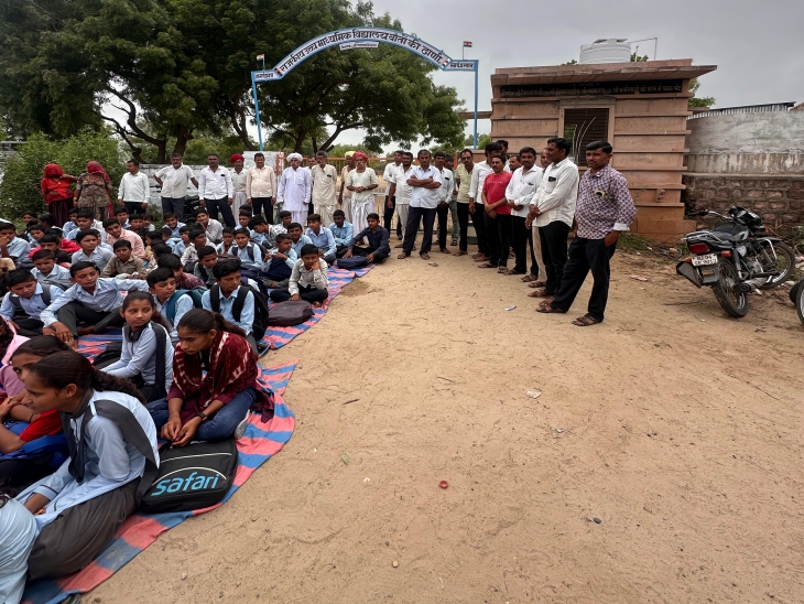 स्कूल के ताले ताला लगाकर किया प्रदर्शन्