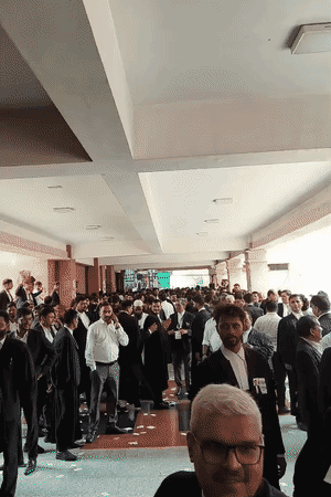 हाईकोर्ट के अंदर अधिवक्ताओं की भीड़ जुटी रही।