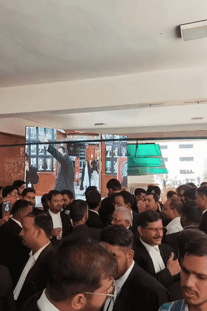 हाईकोर्ट परिसर के अंदर चुनाव के दौरान जबरदस्त माहौल देखने को मिला था।
