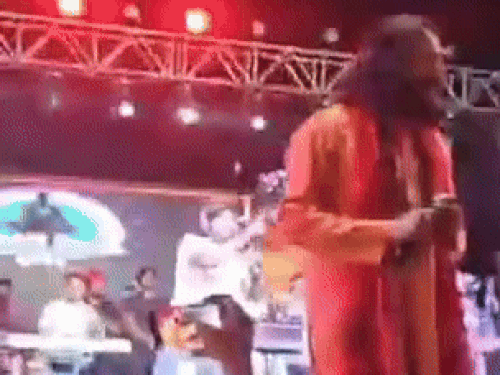 आश्रम के उद्घाटन पर कंवर ग्रेवाल के गीतों पर नाचते हुए राधेश्याम उर्फ परम गुरु। फाइल फोटो