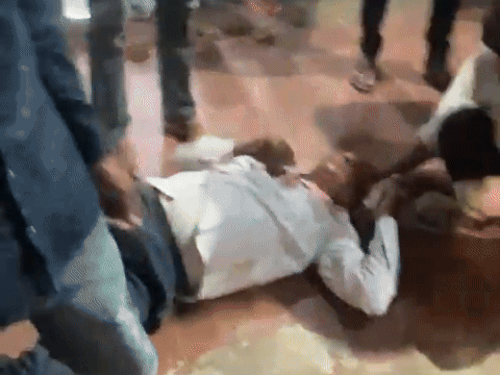 लोगों ने घायल श्रद्धालु को सड़क के बीच से उठाकर साइड में किया।