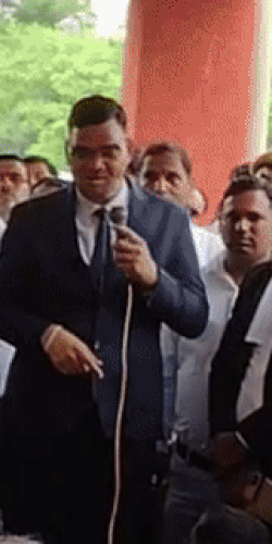 वकिलांनी IAS अधिकाऱ्याला उठाबशा काढायला लावल्या: उघड्यावर शौच केल्याबद्दल शिक्षा, वकिलांनी घेराव घालून निषेध केला आयएएस अधिकारी रिंकू सिंह राही म्हणाले- नियम सर्वांसाठी समान आहेत.