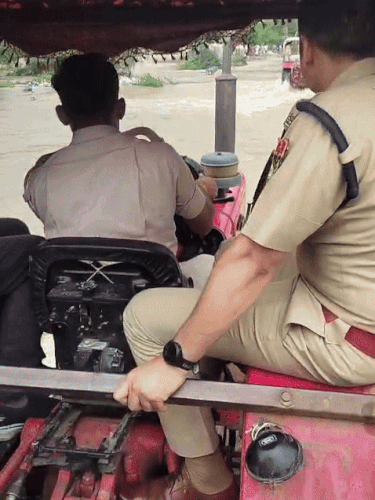 रेवा नदी का जलस्तर बढ़ने से भवानीमंडी के कई गांवों का संपर्क कट गया है। जिला कलेक्टर और एसपी को भी यहां पहुंचने के लिए ट्रैक्टर का सहारा लेना पड़ा।