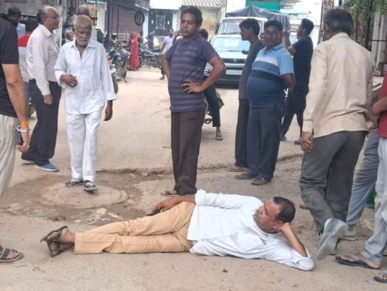 पाली के वार्ड संख्या 51 में लग रहे मोबाइल टावर के विरोध में पूर्व पार्षद मोहित सोलंकी सड़क पर लेट गए और टावर लगाने का विरोध जताया। - Dainik Bhaskar