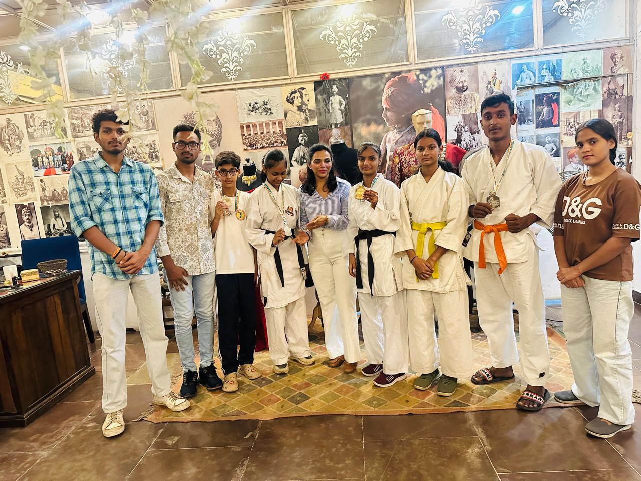 भाजपा नेता एवं करणी सेना महिला प्रदेशाध्यक्ष किर्ती राठौड़ ने खिलाड़ियों को सम्मानित किया।