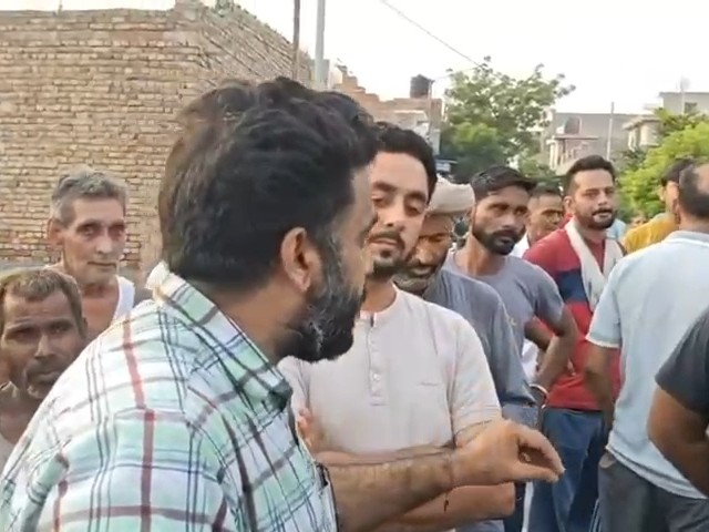 विरोध करते हुए कॉलोनी के लोग।