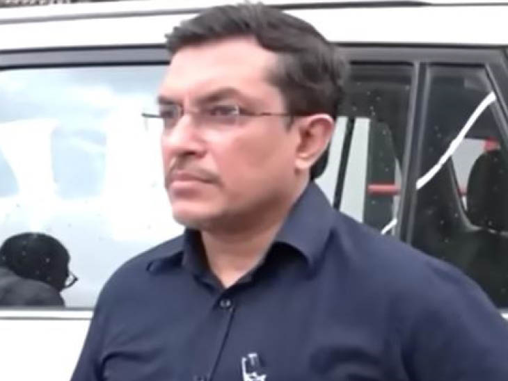 दिल्ली के बिजनेसमैन नितिन गोयल को अपनी दोनों लग्जरी कारें सस्ते में बेचनी पड़ीं।