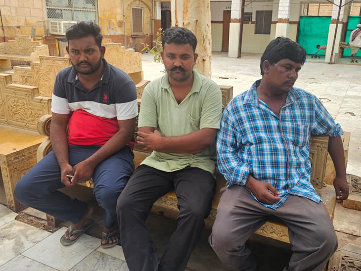 जवाहिर हॉस्पिटल में खेतु के 2 भाई और देवर (ब्लू शर्ट में) लगातार उसे संभाल रहे हैं।