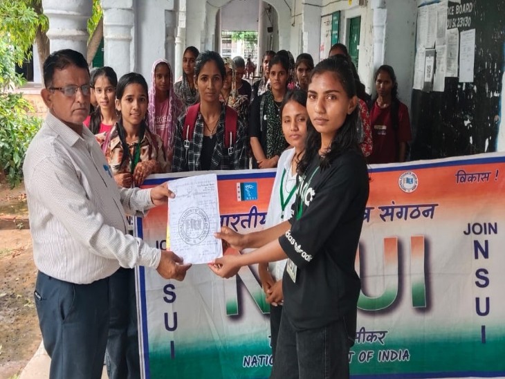 कॉलेज प्रशासन को ज्ञापन सौंपती हुई छात्राएं।