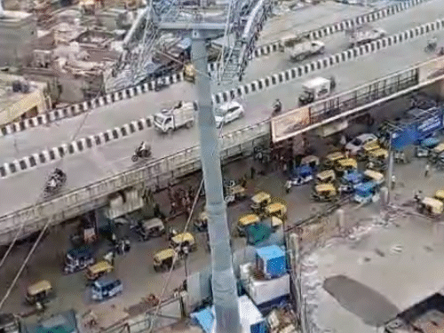 वाराणसी में देश का पहला रोपवे बन रहा है। इसी सुरक्षा जांच में विदेशी टीम जुटी हैं। - Dainik Bhaskar