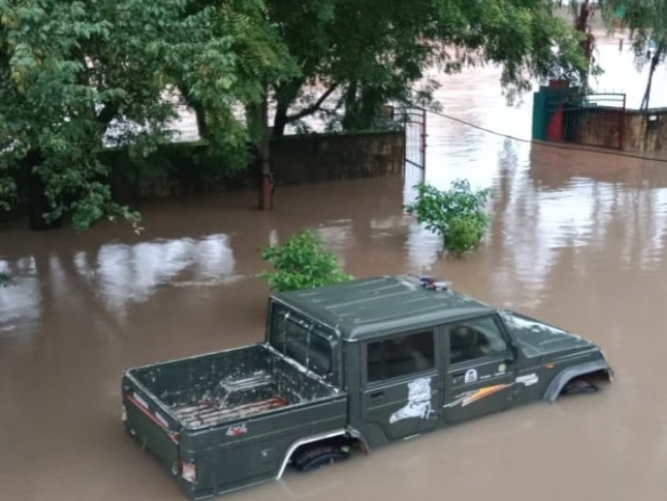 तेज बारिश कुंडेरा रेंज में डूबा वन विभाग पेट्रोलिंग वाहन।
