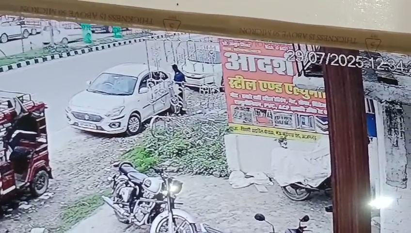आजमगढ़ के सिधारी थाना क्षेत्र में चोरी की घटना को अंजाम देता चोर।