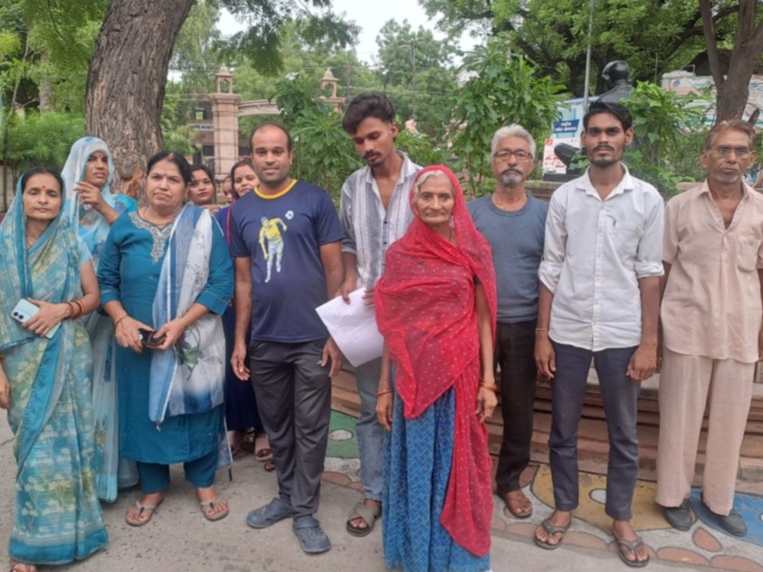 पाली में बुधवार को जिला कलेक्टर को ज्ञापन सौंपने पहुंचे दुर्गा कॉलोनी के लोग। - Dainik Bhaskar