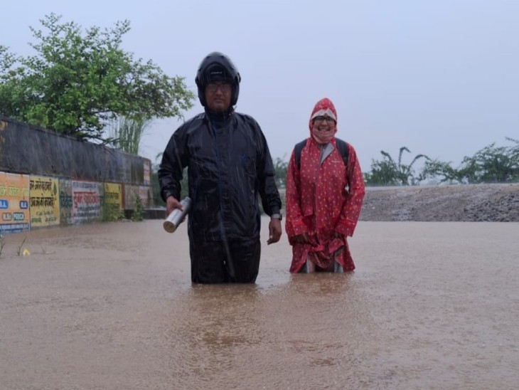 दो फ़ीट पानी पार कर गलोद के सस्कृत स्कूल जाते टीचर।