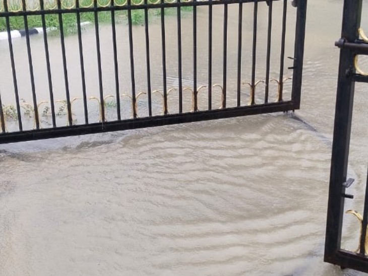 यूनानी कॉलेज में भी बारिश का पानी भरने से व्यवस्था प्रभावित हुई।