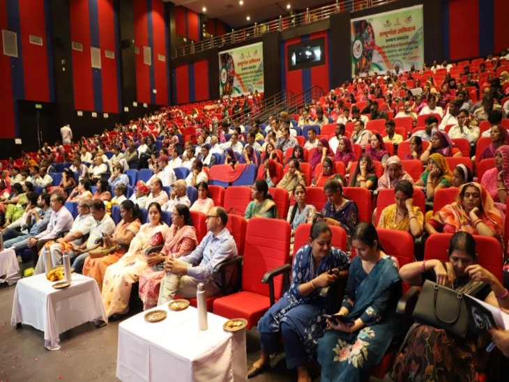 कार्यक्रम में मौजूद आंगनबाड़ी कार्यकर्ता और अन्य।