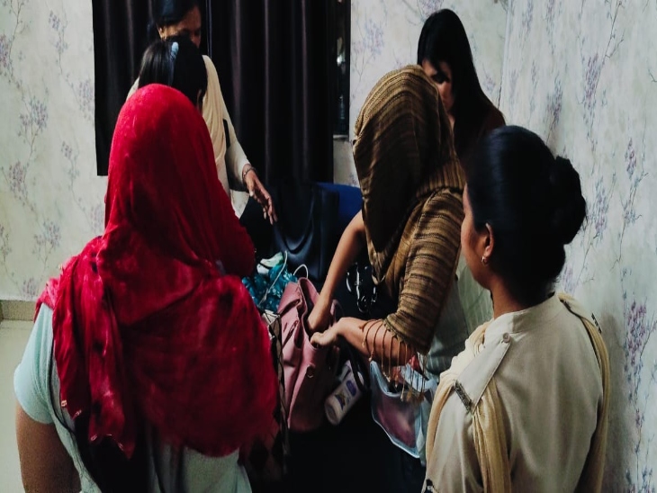 शहर के स्पा सेंटरों में पहुंचे अफसर और बैग की तलाशी ली।