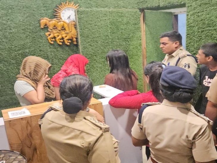 स्टाफ और युवतियों की ली तलाशी।