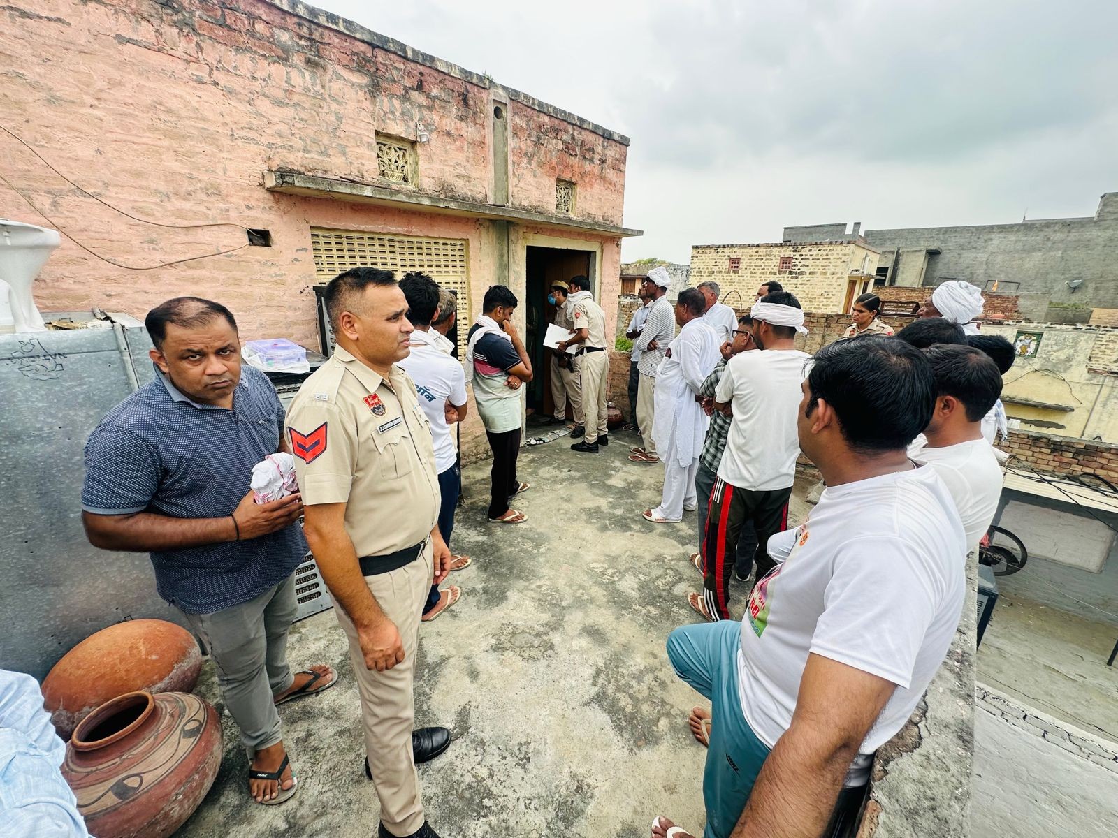 घटना के बाद मौके का मुआयना करती पुलिस और साक्ष्य जुटाते हुए।